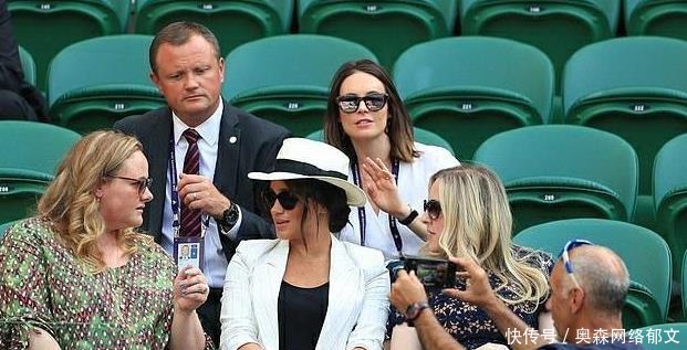 同时凭借 同时凭借